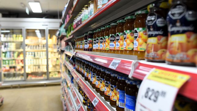 rompieron el porton de un supermercado de la plata con un auto y se llevaron la registradora