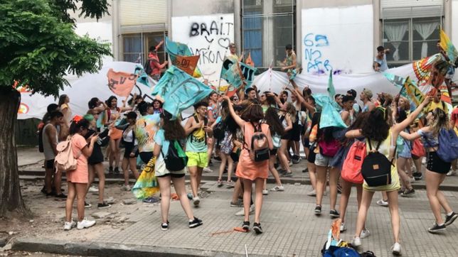 con toda la fiesta arrancaron en la plata los festejos por los ultimos dias de clases