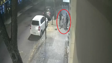 Rompieron la puerta de un edificio en La Plata y le robaron la bicicleta a una estudiante Rompieron la puerta de un edificio en La Plata y le robaron la bicicleta a una estudiante