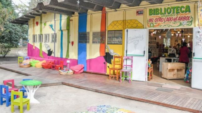 hicieron un boquete e intentaron robar en la biblioteca del otro lado del arbol