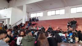 sentada en un colegio de la plata por una denuncia de acoso y manoseo sentada en un colegio de la plata por una denuncia de acoso y manoseo