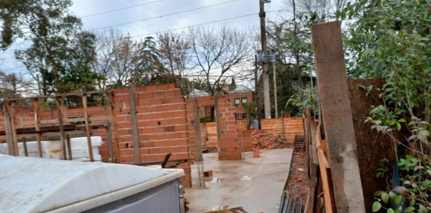 DEMOLICIÓN DE OBRA EN 19 Y 502