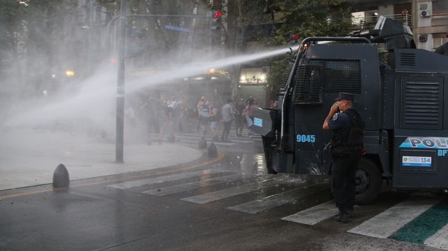 hubo represion en plaza congreso mientras los diputados debatian