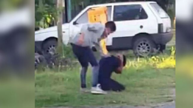 la plata: el joven que golpeo brutalmente a un chico en un micro, bajo y ataco a otro
