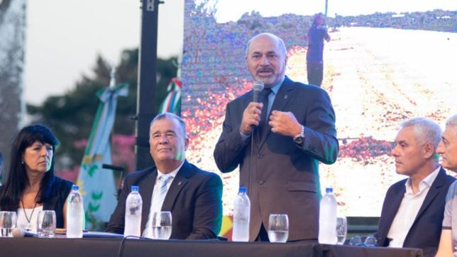 plan de viviendas, caminos y mircroestadio: los anuncios de mario secco para ensenada