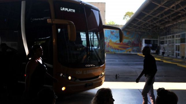 aseguran que por ahora no habra restricciones en los micros y trenes de larga distancia
