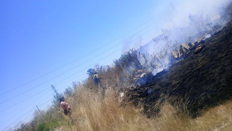 Un nuevo incendio puso en alerta a los vecinos de la cantera repleta de basura en pleno Melchor Romero