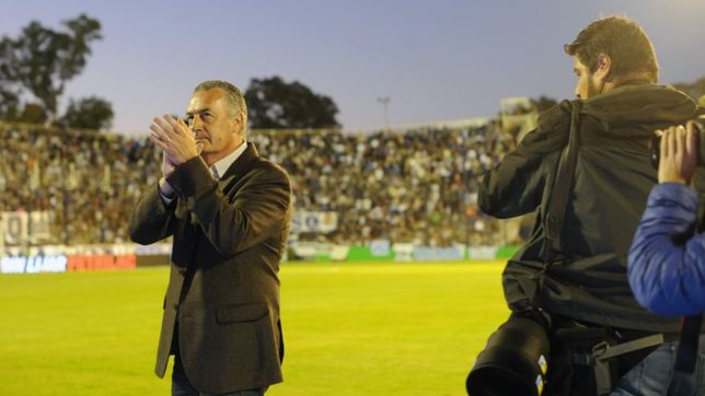 alfaro hizo historia con paraguay y los hinchas del lobo recordaron cuando quedo rendido ante el bosque