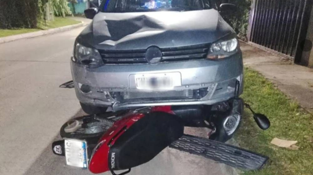 una motociclista quedo debajo de un auto tras un violento choque y termino internada