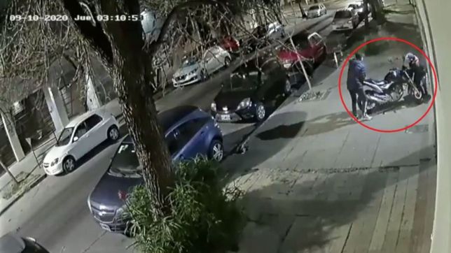 video: en dos minutos le robaron la moto que todavia no termino de pagar