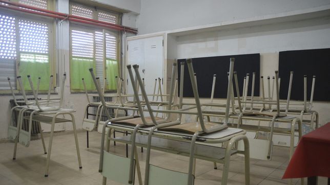 denuncian a la directora de una escuela de ensenada por vender sillas y mesas del colegio