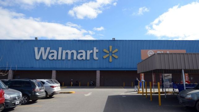 estaba haciendo las compras en walmart y denuncio que le robaron la cartera