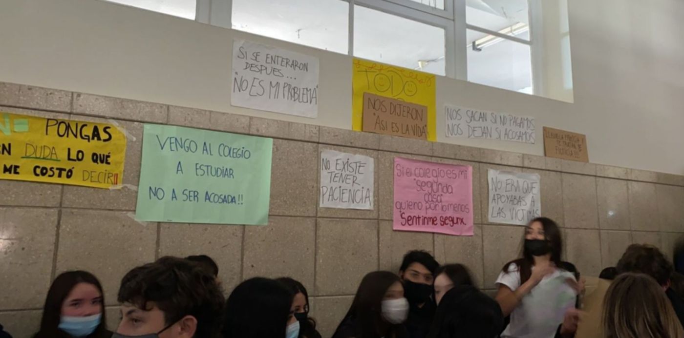 Sentada alumnos colegio denuncias de acoso