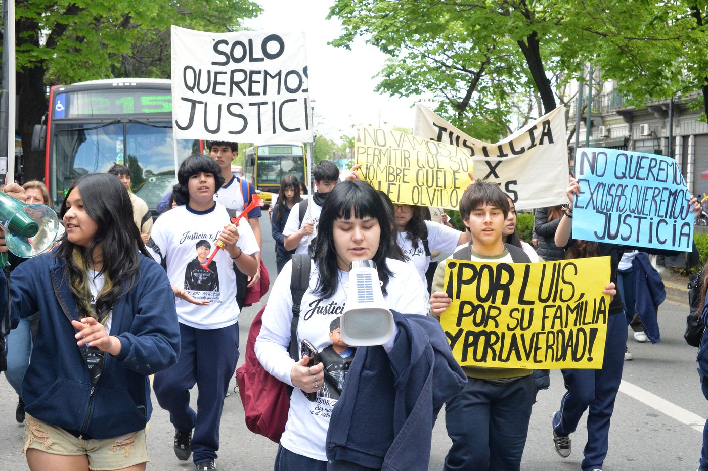 Familiares y amigos de Luis Yauri marcharon en La Plata para pedir justicia por el chico atropellado por un micro de la l&iacute;nea Este