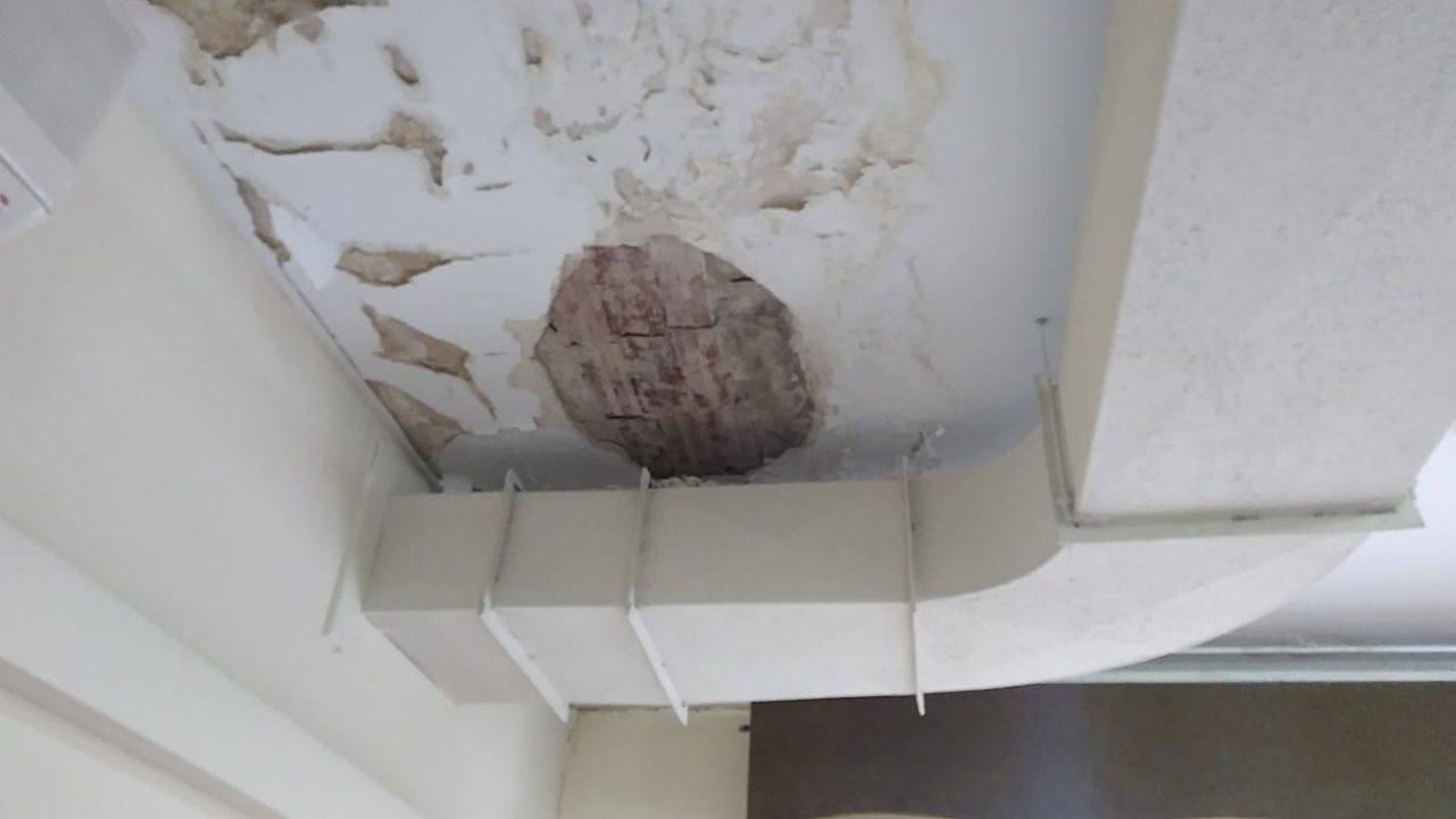 Techos rotos con peligro de derrumbe, una postal cl&aacute;sica de las fiscal&iacute;as en La Plata