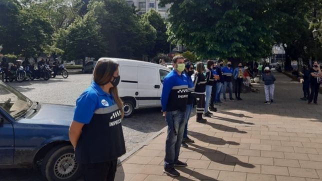 gran despliegue de agentes municipales en plaza italia para evitar la venta ambulante
