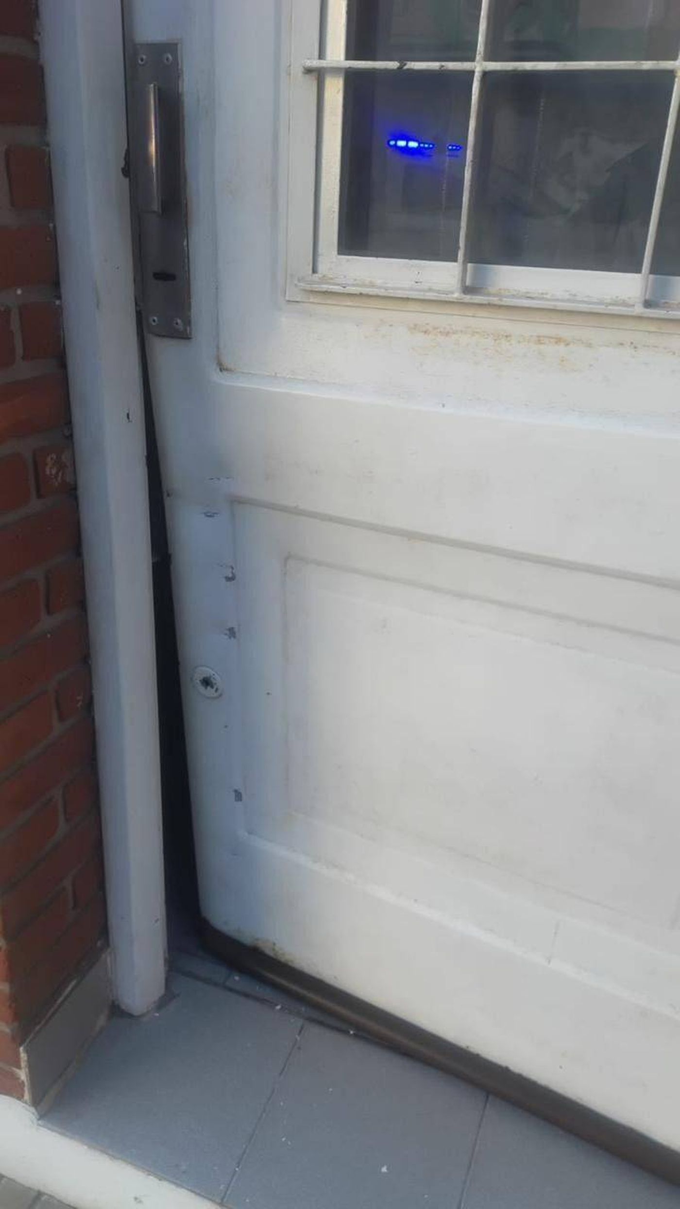 La puerta forzada de una vivienda en La Plata.