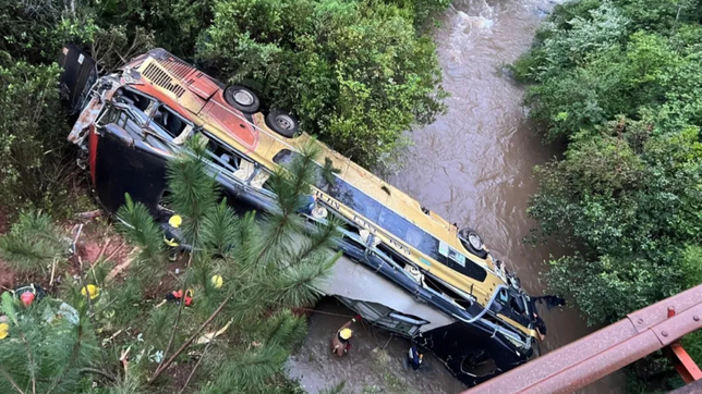 un micro choco contra un auto y cayo a un arroyo: hay al menos ocho muertos y 29 heridos