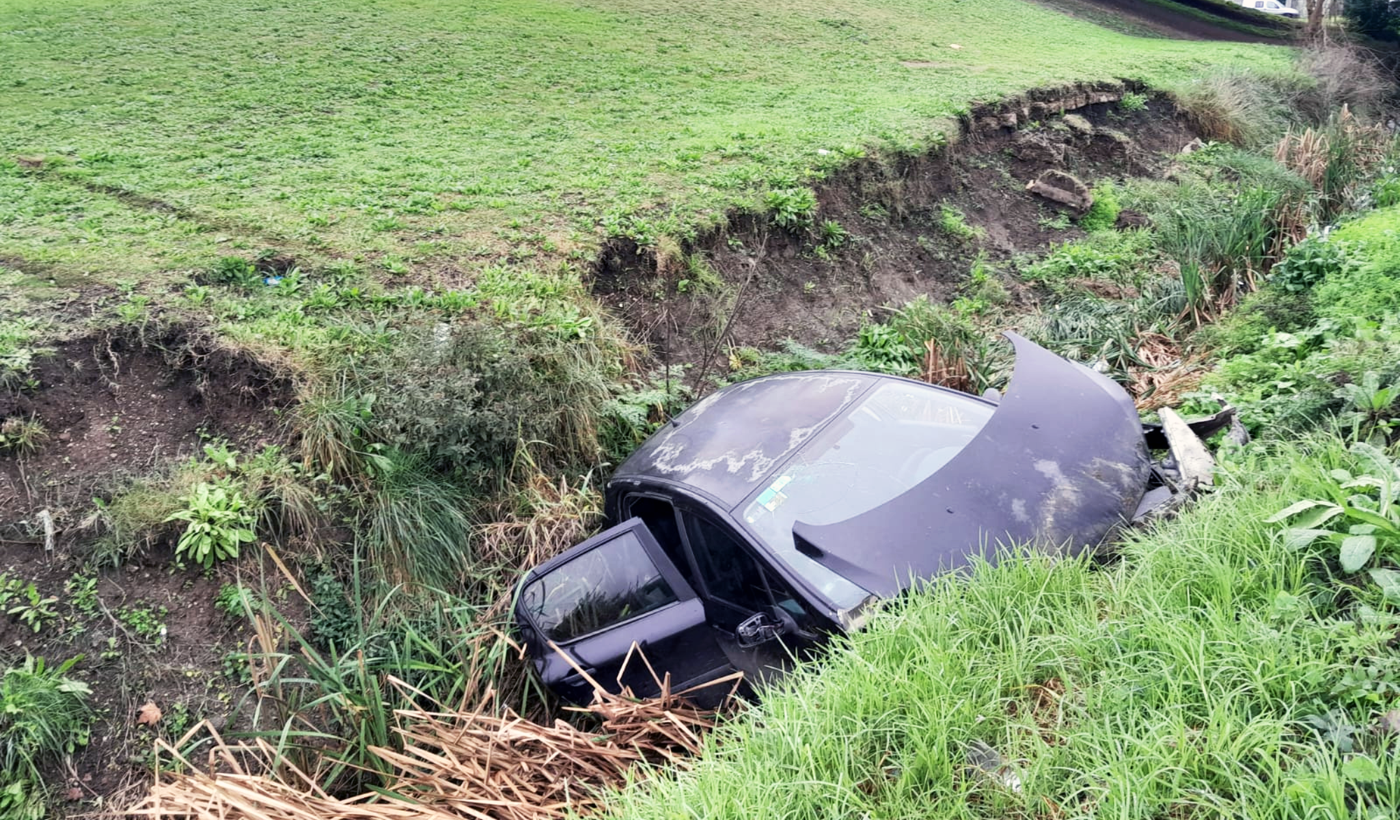 Impresionante vuelco y milagro en La Plata: un auto desbarrancó en el ...