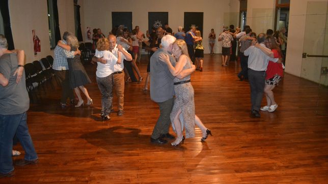 la plata baila al ritmo del tango: llega otra noche de milonga