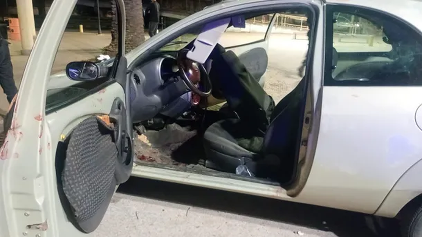 El Ford Ka que fue escoltado por la policía hasta el Hospital de Melchor Romero. En su interior agonizaba Marcelo Traico.