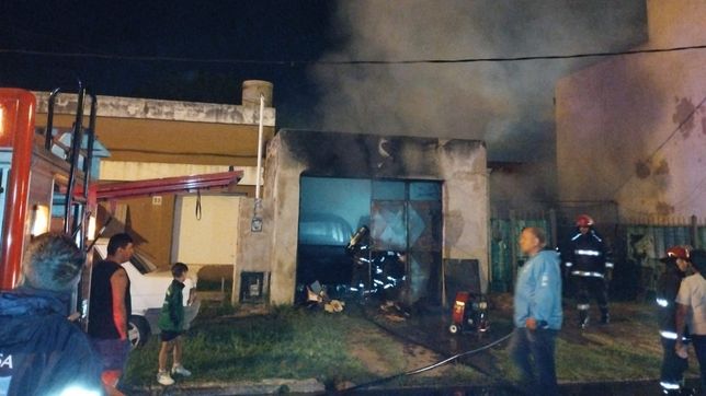se incendio un taller mecanico y el dueno termino internado por el humo
