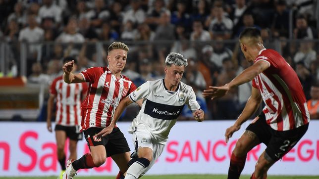 gimnasia y estudiantes empataron en un clasico caliente y polemico