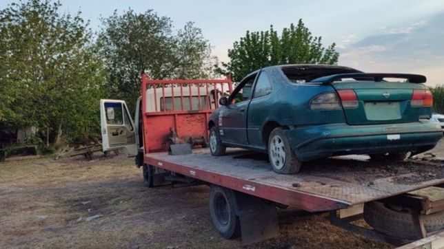 robaron y escondieron un auto en una quinta de la plata para venderlo por partes