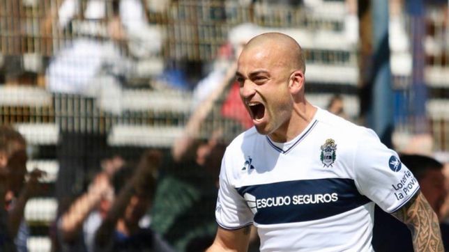 gimnasia se enfrenta a rosario central y busca dejar los tres puntos en el bosque