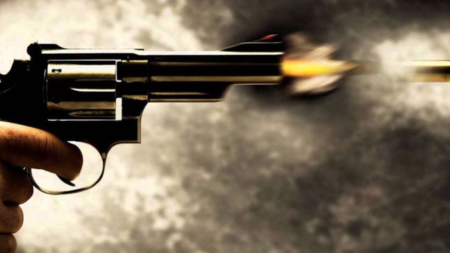 llego a su casa con su esposa, dos ladrones lo sorprendieron y le dispararon a quemarropa