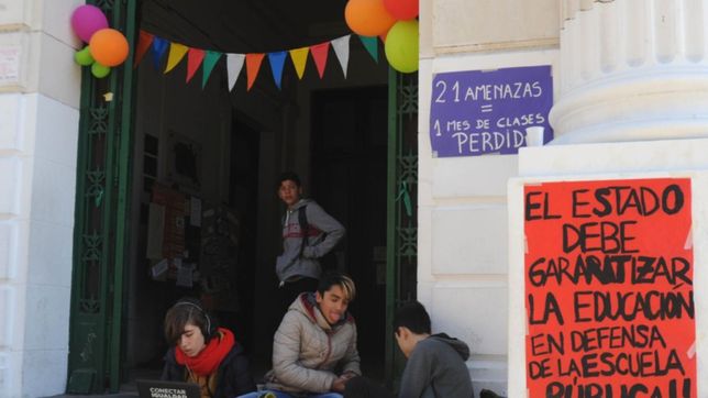 en medio de una sentada y un intento de toma, el normal 1 sufrio otra amenaza de bomba