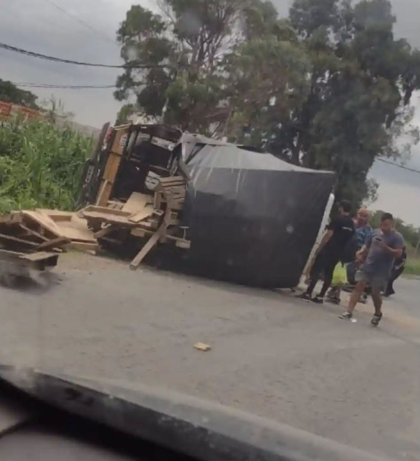 Tras el fuerte impacto, la camioneta cargada de maderas terminó volcando en La Plata.