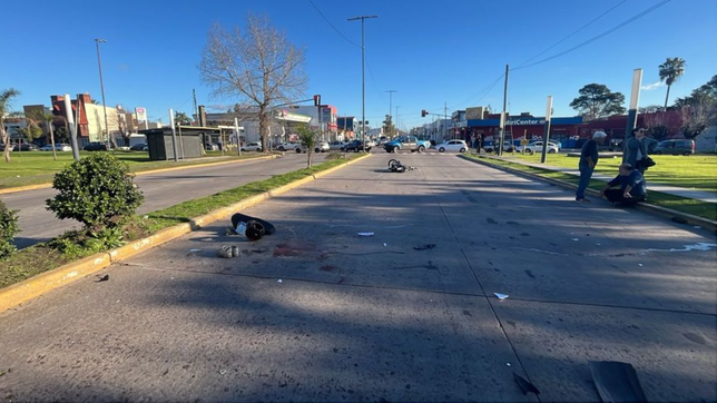 un auto y una moto chocaron en la plata y dos jovenes terminaron internados
