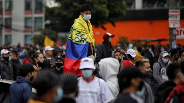 marchan en la plata por los manifestantes asesinados durante el paro nacional de colombia