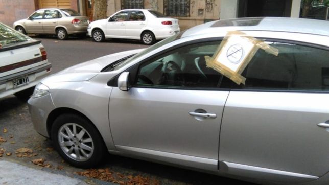 le pego un cartel en el auto para que entienda que no se estaciona frente a un garaje