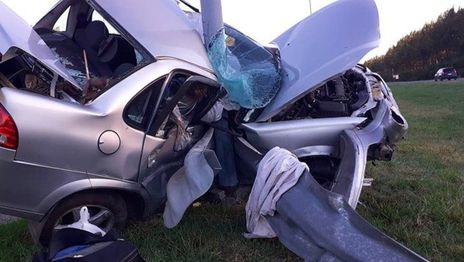 Accidente en la ruta 2: perdió el control, se incrustó en una columna y lucha por su vida