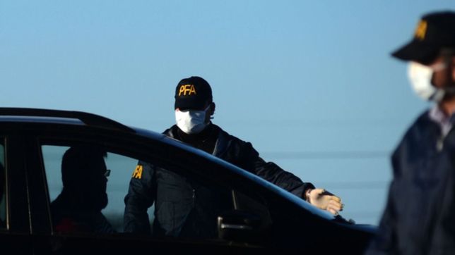 cuarentena: se escondio en el baul de un remis para visitar a su novio y fue detenida