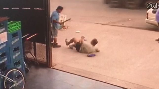 video: discutio con un hombre, lo ataco machetazos y casi lo mata en la puerta de un super