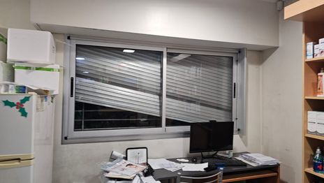 Quiso robar una farmacia, escapó por el techo y lo hallaron en un insólito lugar