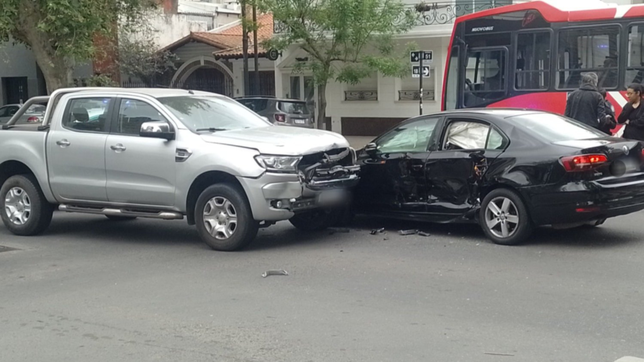 un impactante choque en el centro genero cortes y un caos de transito