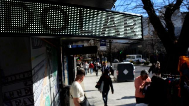 el dolar blue tuvo un salto en el arranque de la semana y cerro cerca de los $730