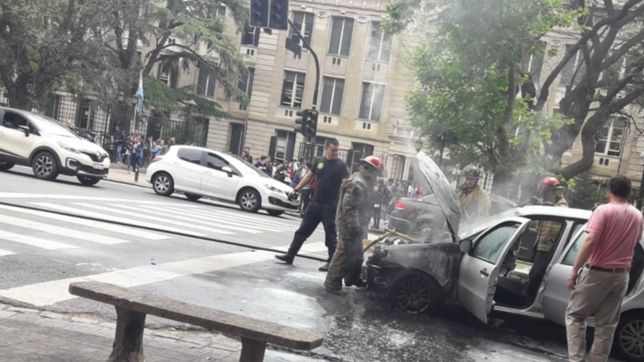 video: asi se incendio un auto frente al colegio nacional