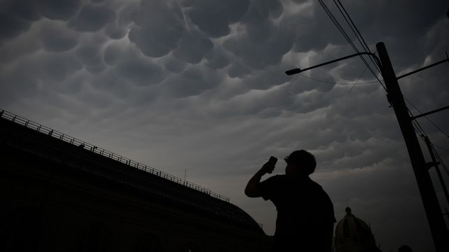 el cielo de la plata se puso negro, diluvio y asi seguira el clima