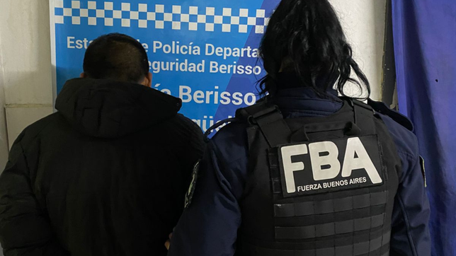 un hombre fue a una cena benefica en berisso con un arma escondida y se le escapo un tiro en el bano: termino detenido