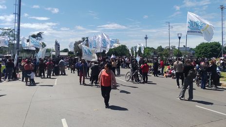 Organizaciones sociales cortaron el tránsito en la rotonda de la Autopista La Plata - Buenos Aires con una olla popular