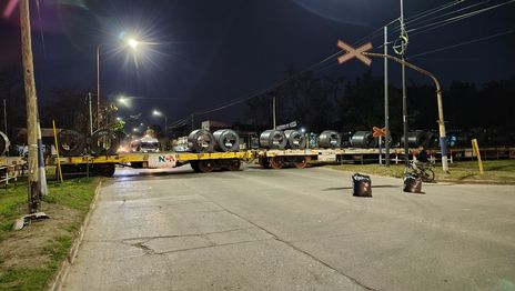 El tren de cargas descarrilado en Tolosa volvió a moverse y liberaron el tránsito en avenida 120