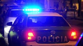una banda mantuvo cautiva a una mujer y sus hijos durante un brutal robo en la plata
