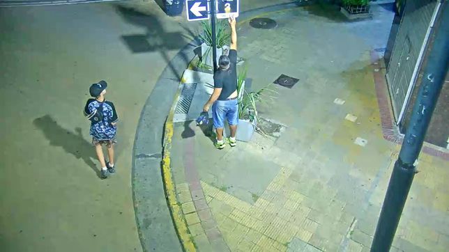 detienen a dos personas por vandalizar comercios y carteles en pleno centro