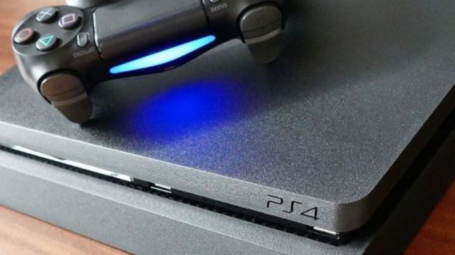 insolito: jugaban a la play, discutieron con el dueno y le robaron la consola