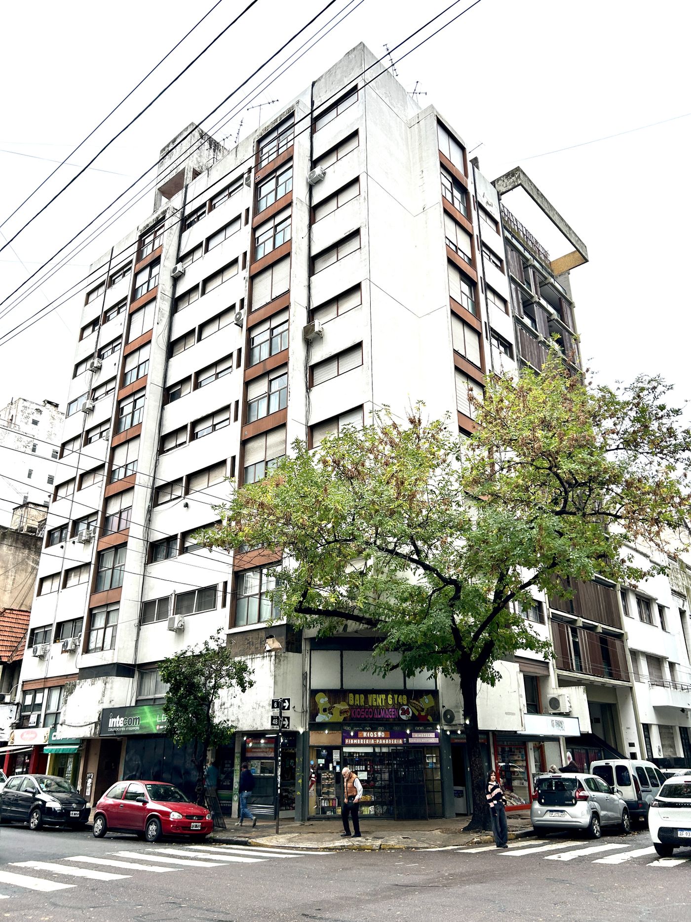 6 y 48 departamento adorni